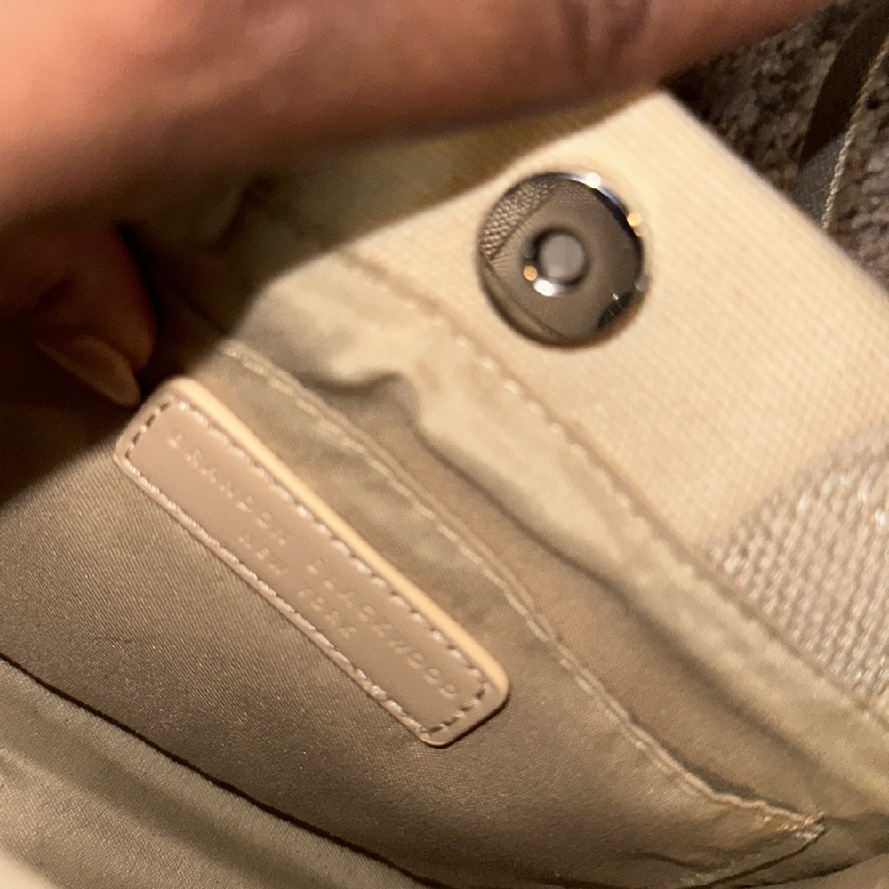 ESR Crossbody - Picture 3 of 6